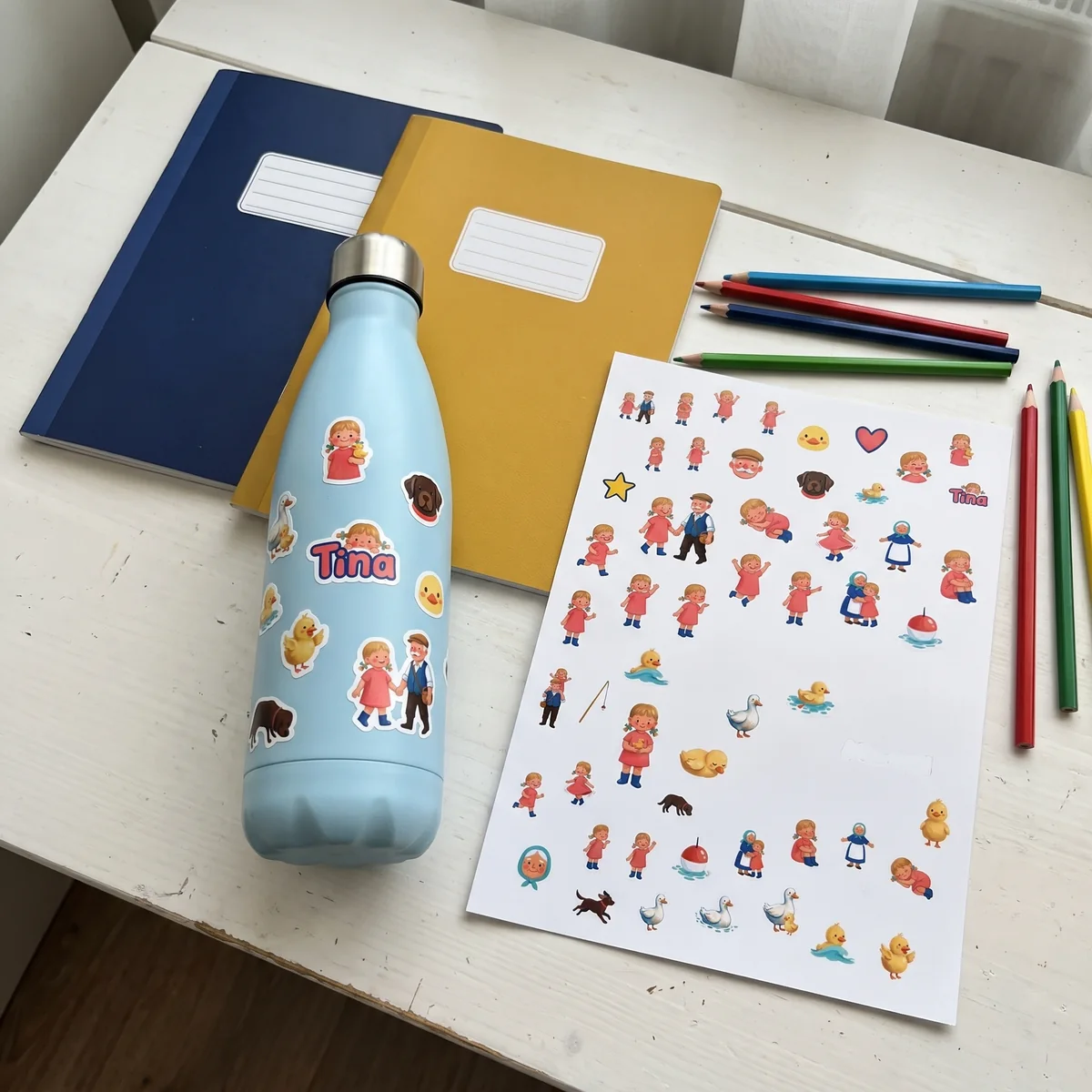 Caiete și o sticlă de apă decorate cu stickere
